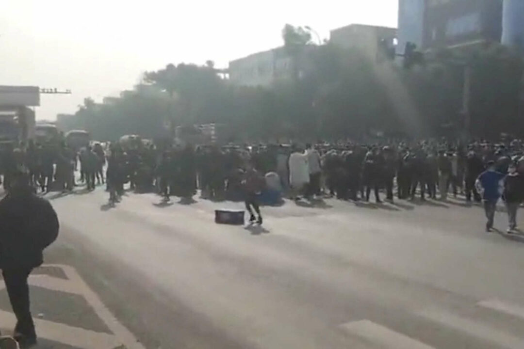 Covid-19 : en Chine, des employés d’une usine affrontent la police dans le sud-ouest du pays