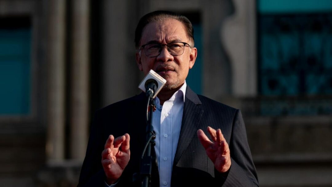 100 jours après son entrée en fonction, le Premier ministre Anwar procède avec prudence sur les fronts économiques et politiques