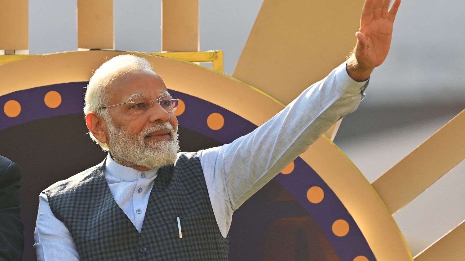 En Inde, Narendra Modi nourrit le culte de sa personnalité en défilant sur un char dans un stade de cricket