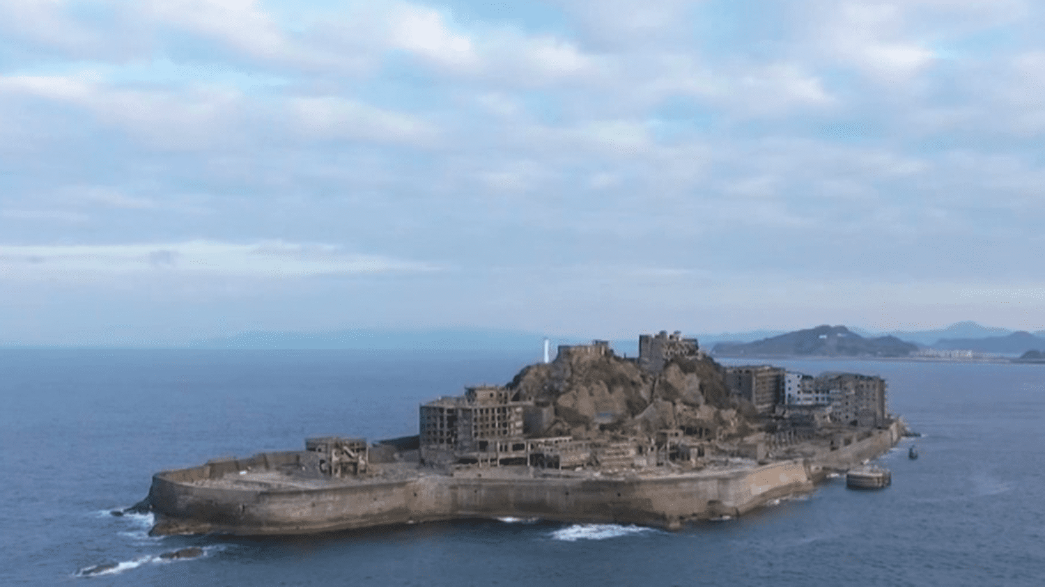 Japon : excursion sur l’île fantôme d’Hashima, ancienne cité minière devenue décor d’un James Bond