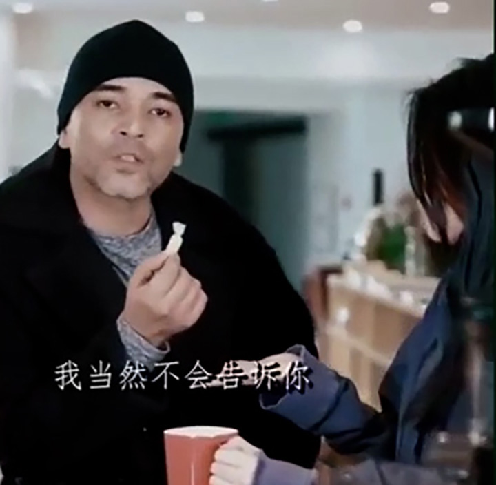 Un acteur ouïghour dépeignant un "trafiquant de drogue au cœur noir" dans des pièces vidéo aux tropes racistes