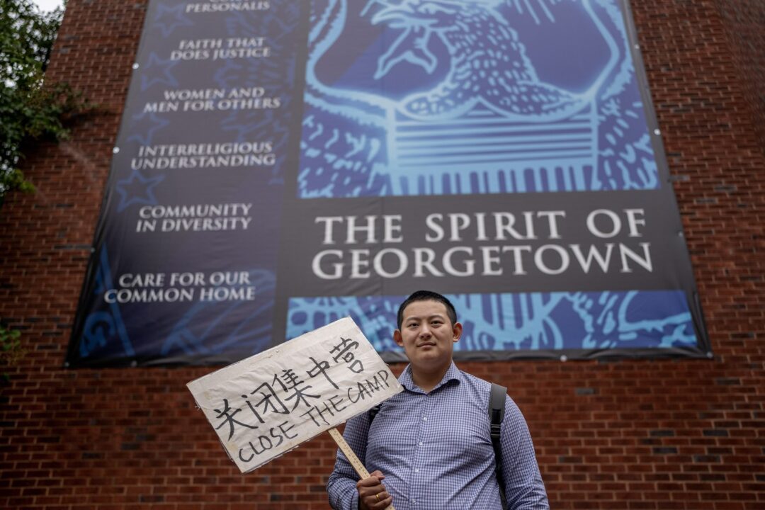 La police chinoise harcèle la famille d'un militant étudiant de Washington DC