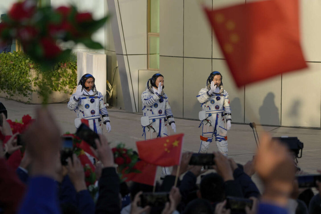 Shenzhou-17 : la Chine envoie dans l’espace son plus jeune équipage d’astronautes