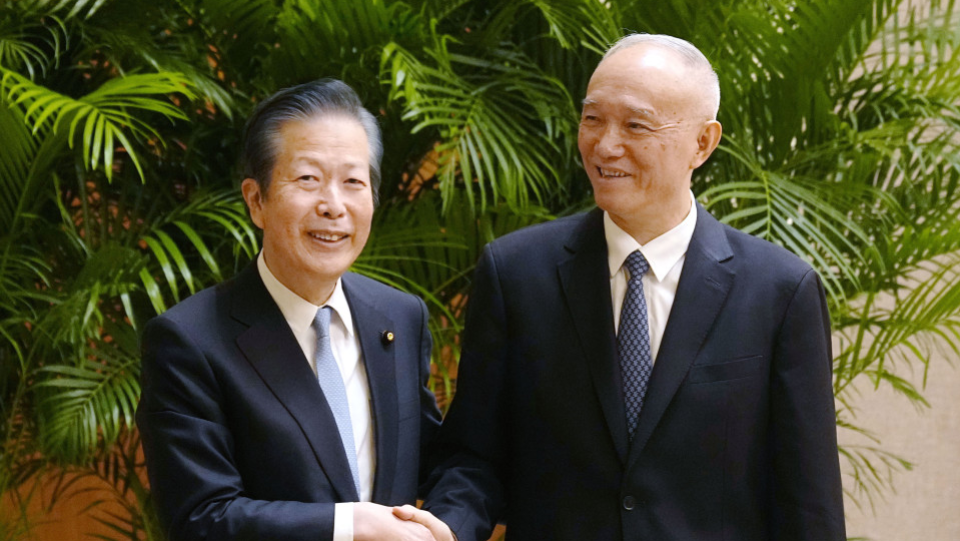 Le chef du parti japonais Komeito rencontre un haut responsable chinois et demande la fin de l'interdiction des fruits de mer