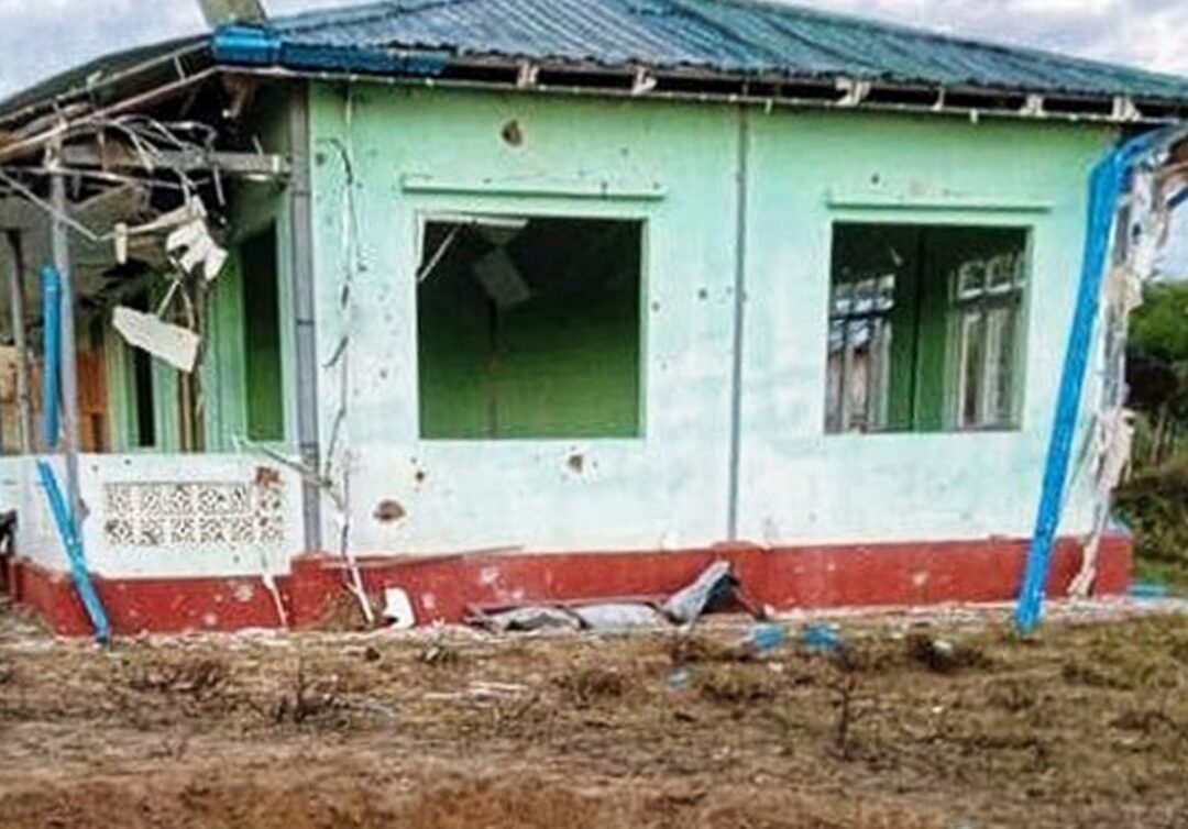 Deux morts et trois blessés dans des frappes aériennes sur un village du centre du Myanmar