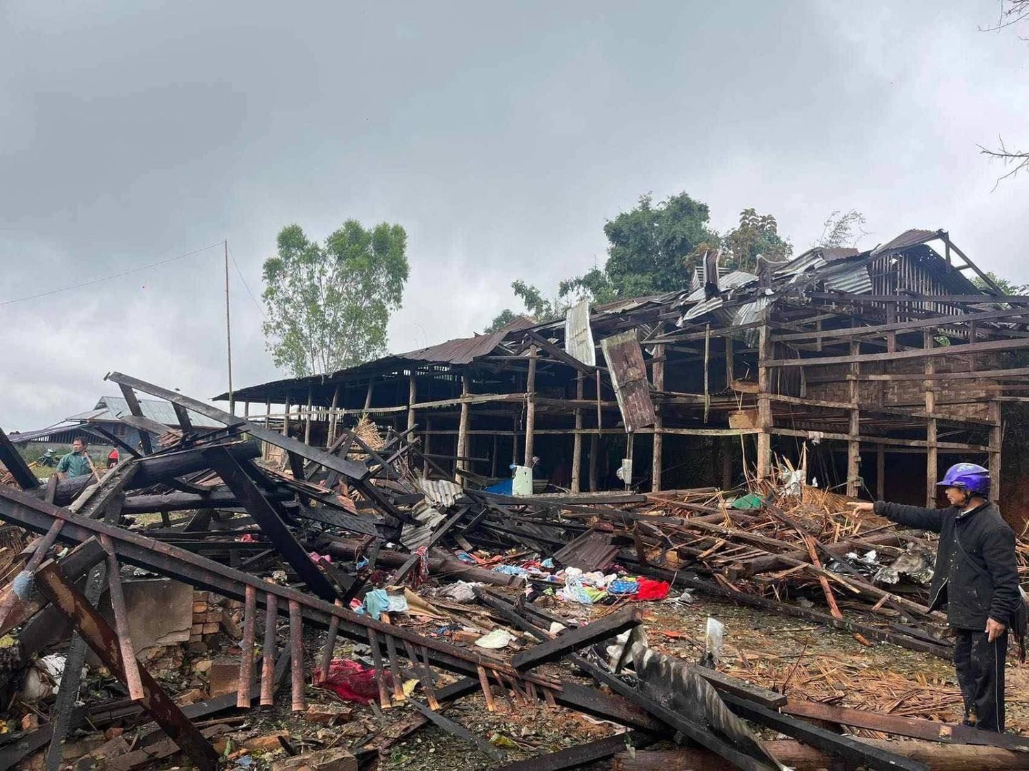 Un bombardement de la junte fait cinq morts, dont un enfant, dans le nord du Myanmar