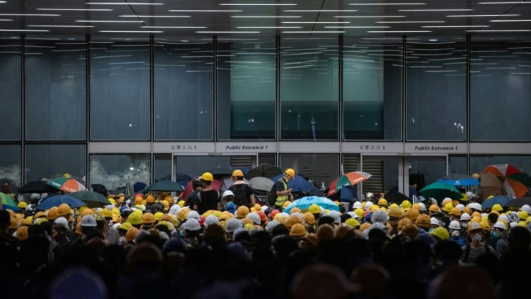 Des peines de prison allant jusqu'à 7 ans pour les 12 personnes qui ont pris d'assaut le Parlement de Hong Kong en 2019