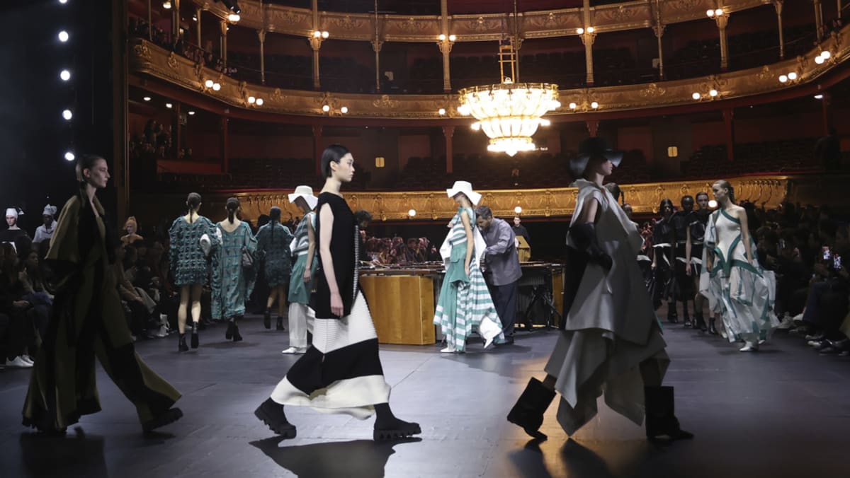 Loewe, Issey Miyake et l'art impressionnent la Fashion Week de Paris avec des contrastes et des formes sculpturales