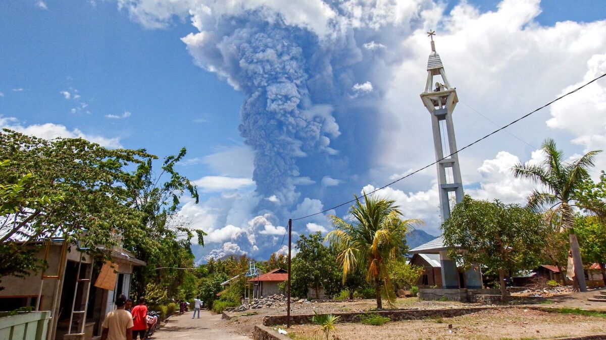 Un volcan entre de nouveau en éruption en Indonésie, faisant craindre des coulées de débris