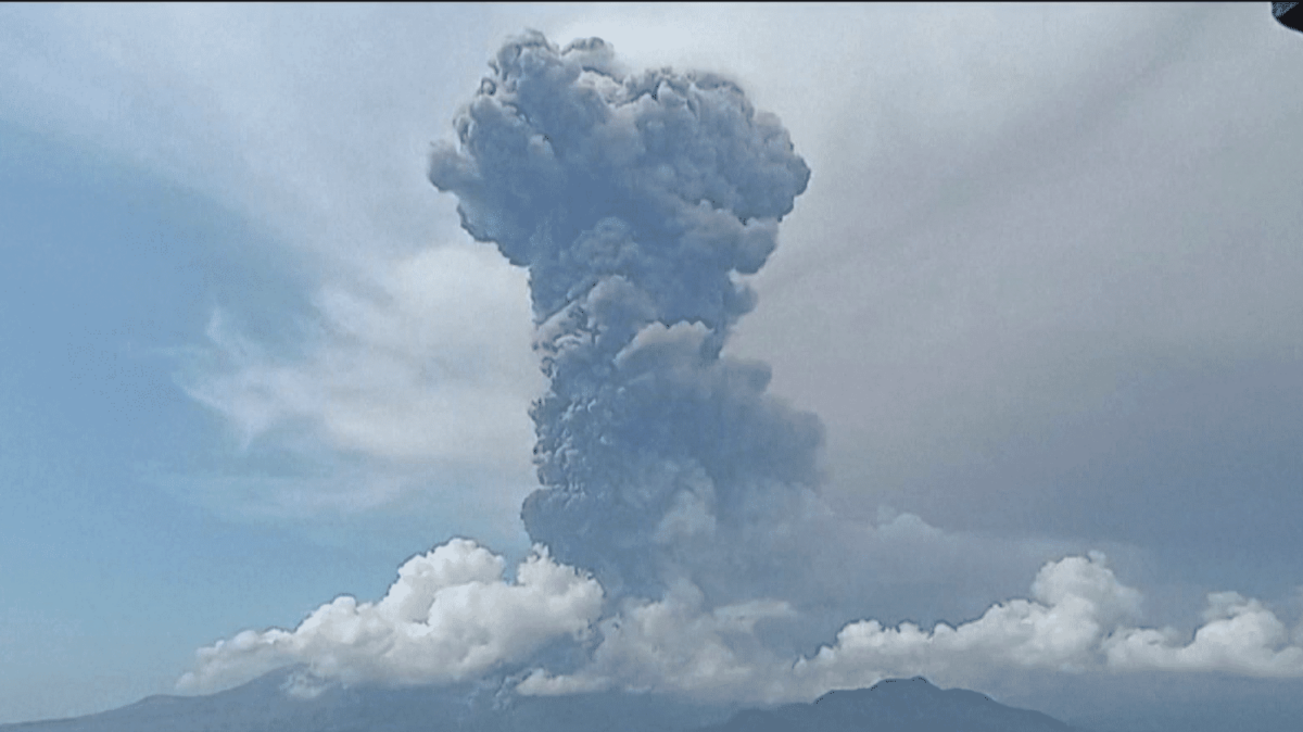 Indonésie : le volcan Laki-Laki rentre à nouveau en éruption et provoque une colonne de cendres impressionnante