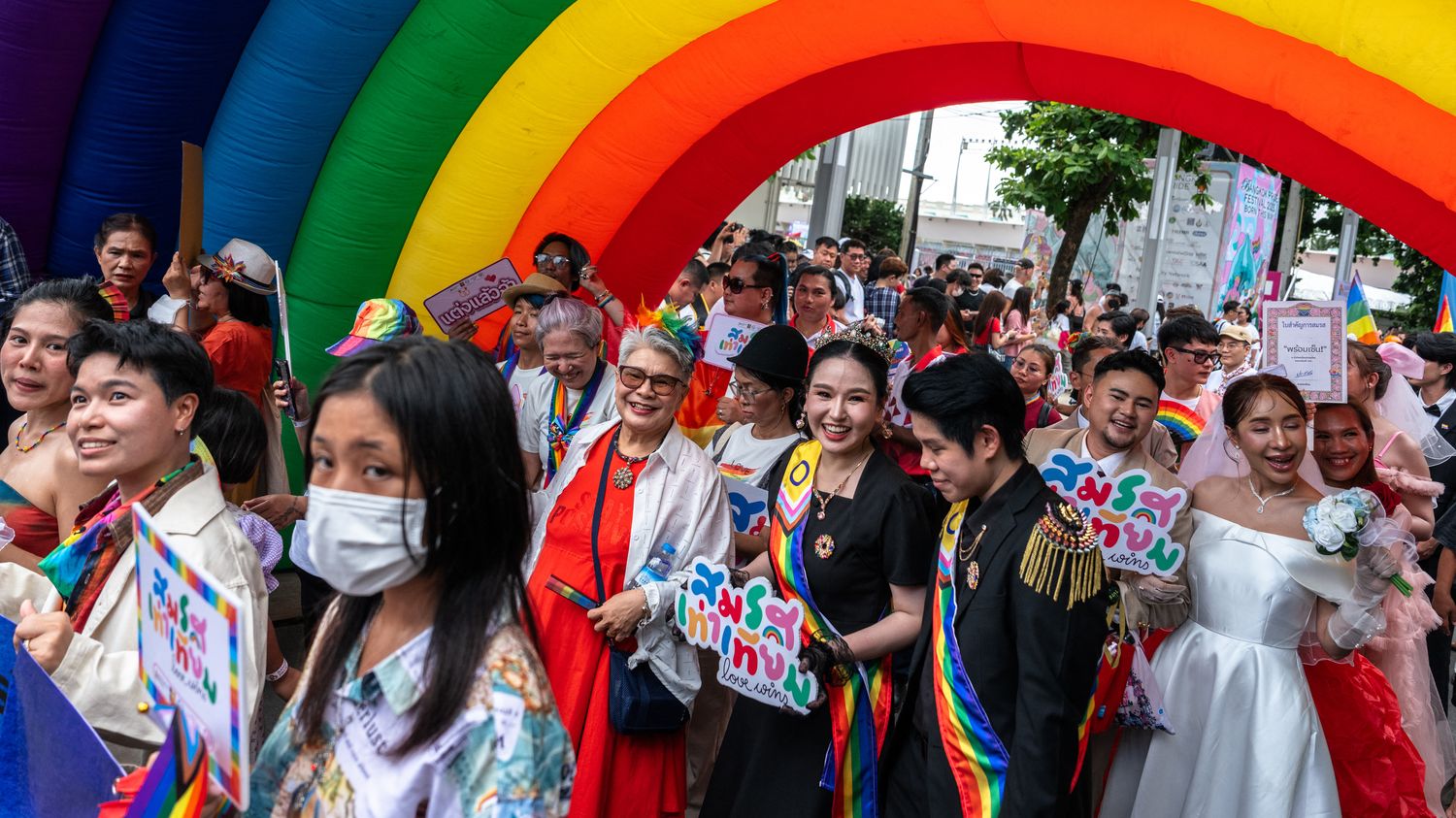 Marche des fiertés à Bangkok : "Ici on peut se montrer en public, on se sent plus libre"