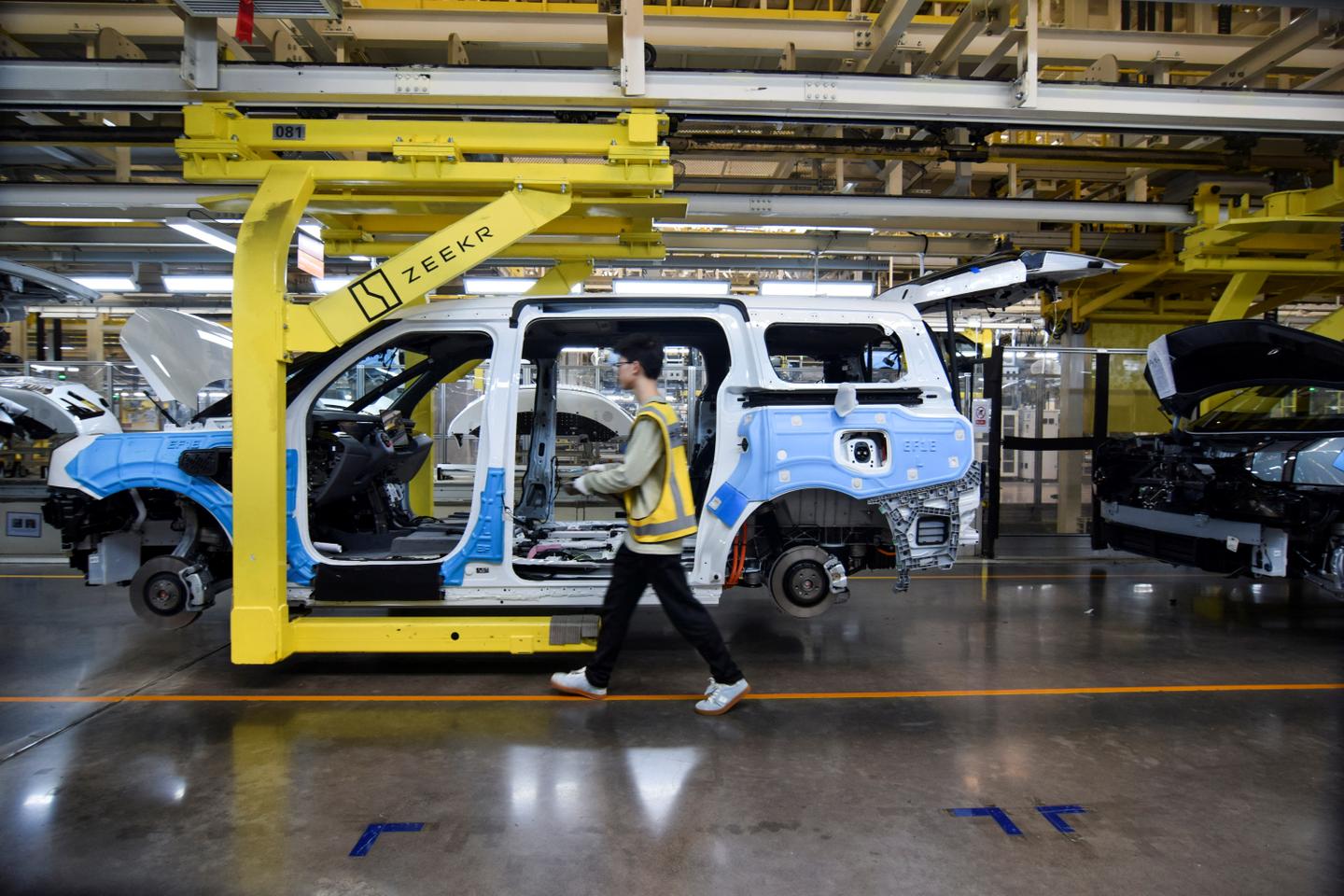 En Chine, les usines tournent à plein régime, la consommation patine