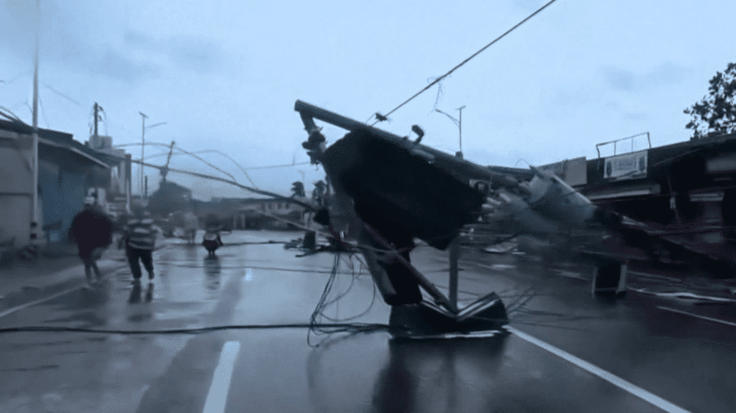Tempête tropicale Bualoi : au moins trois morts et 400 000 personnes évacuées aux Philippines