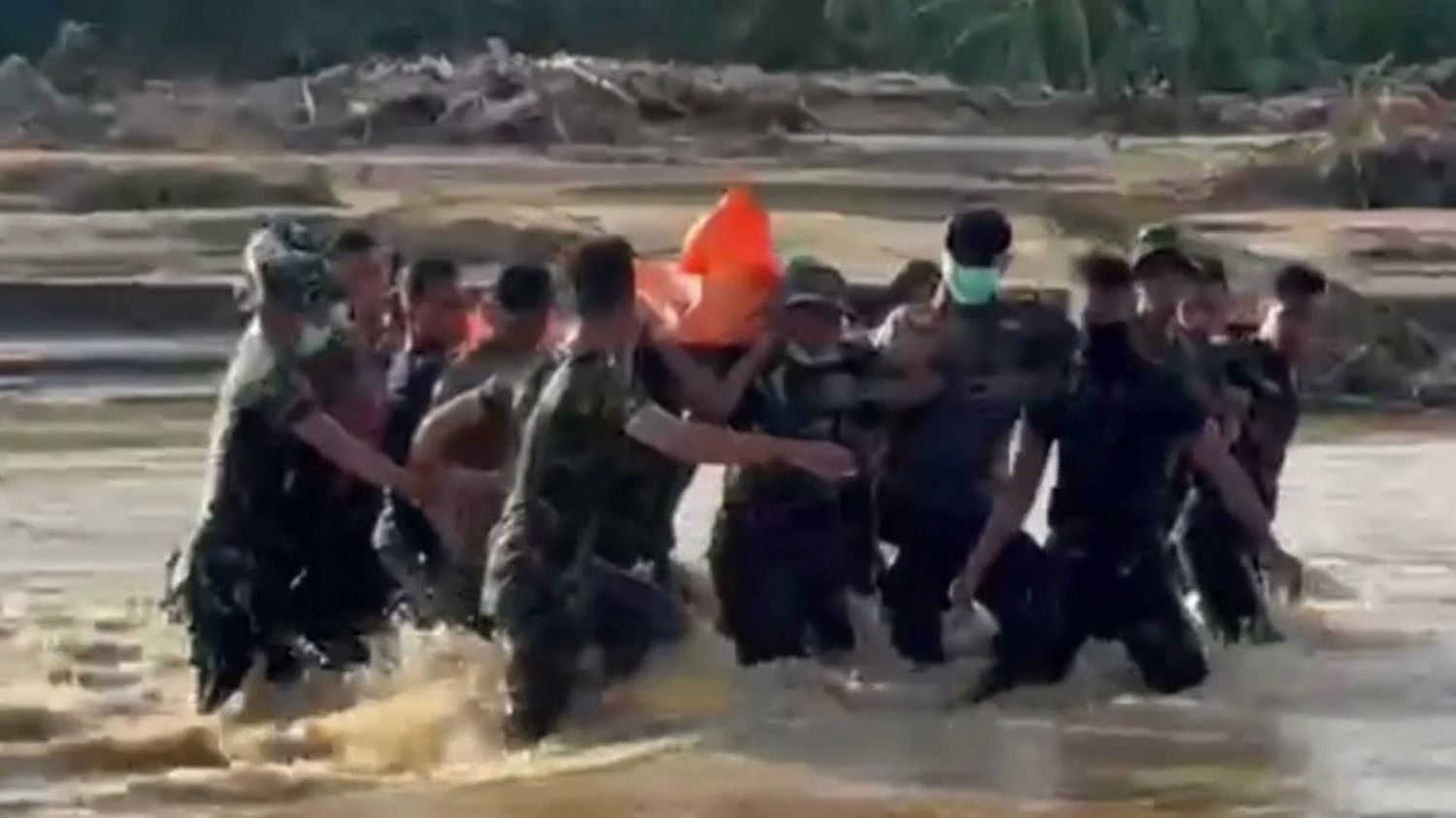 "On ne peut plus rentrer dormir" : en Asie du Sud-Est, des milliers de sinistrés attendent de l'aide après les inondations meurtrières qui ont fait plus de 1 000 morts