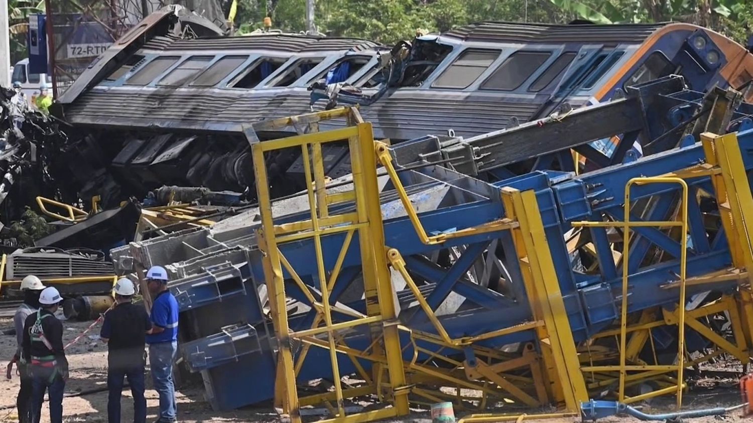 Une grue chute sur un train en Thaïlande, faisant 32 morts