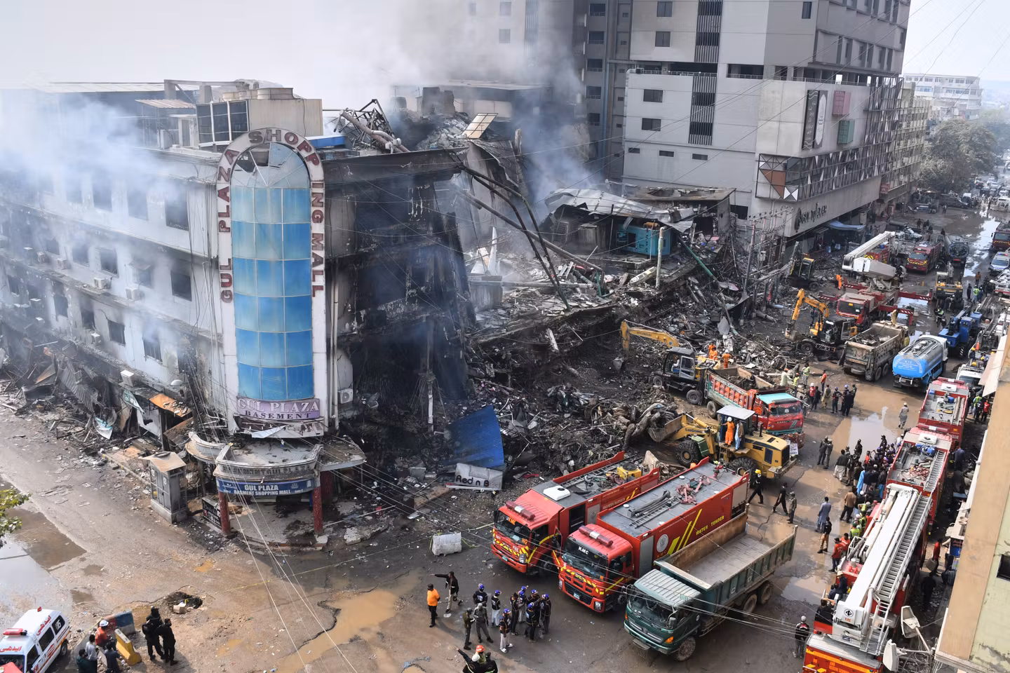 Au Pakistan, le bilan de l’incendie d’un centre commercial monte à 67 morts