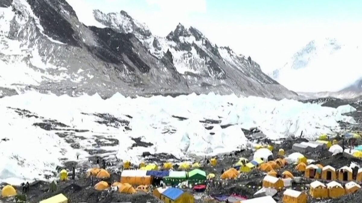"Le gouvernement devrait encadrer un peu cela" : le record d'ascensions de l'Everest cette saison inquiète