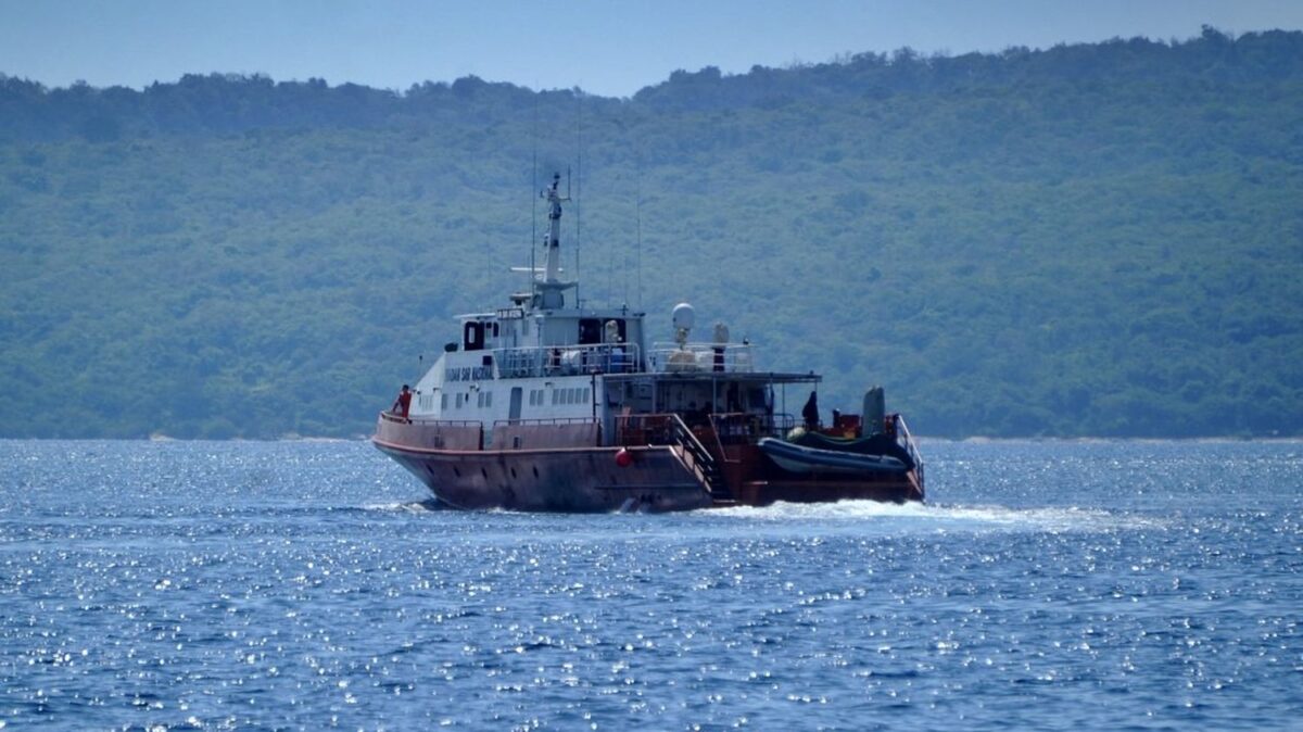 En Indonésie, deux survivants d'un naufrage retrouvés sur une île déserte après un périple sur un radeau de fortune